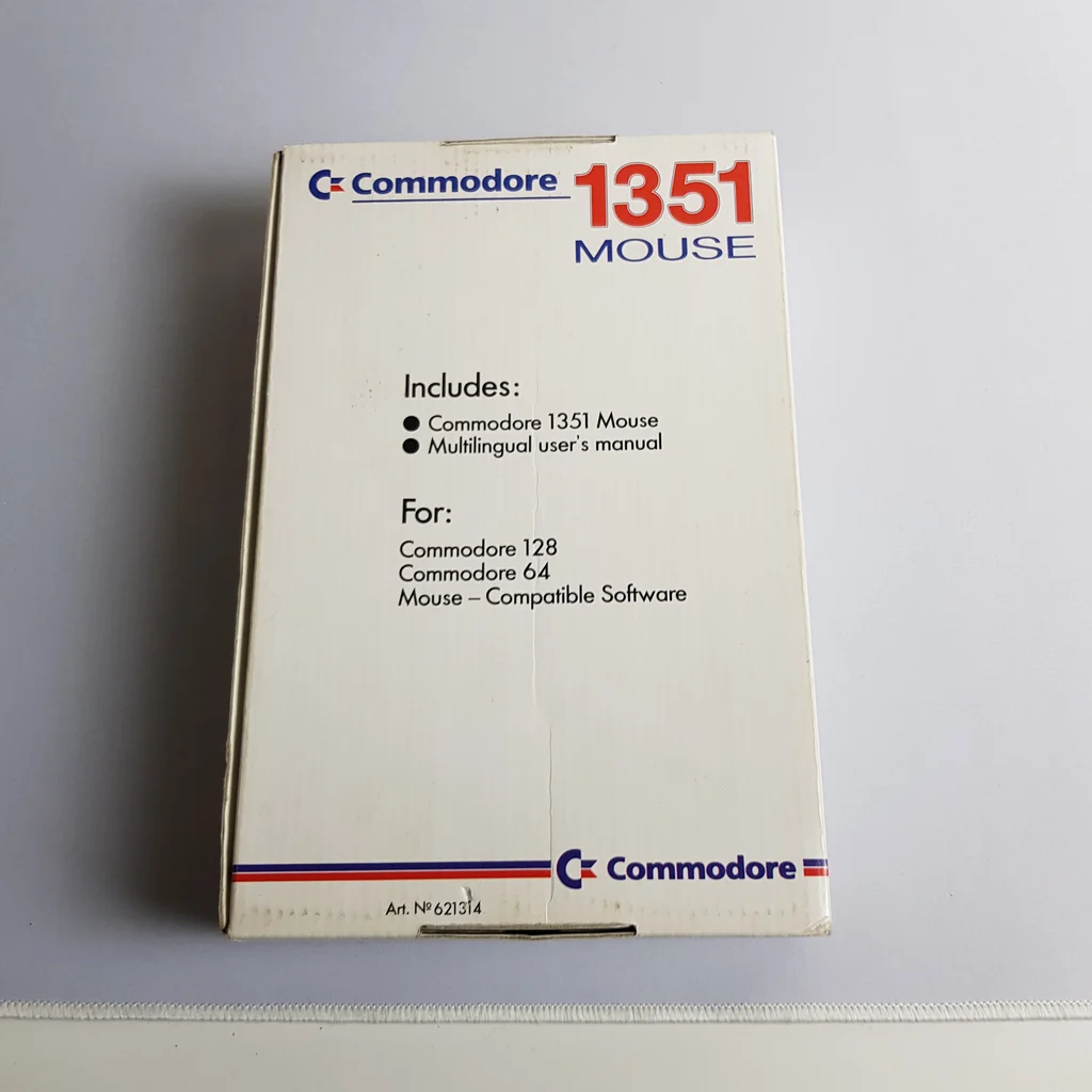 Commodore 1351 Mouse dobozának eleje, fehér háttérrel, specifikációkkal és kompatibilitási információkkal.