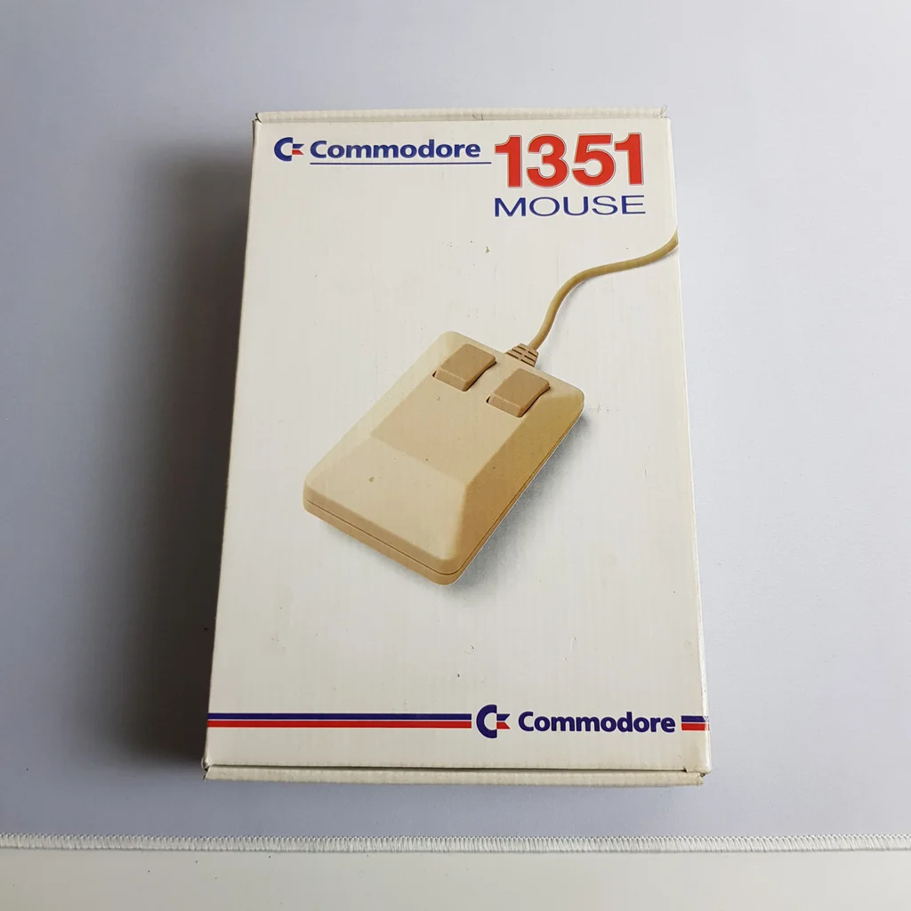 Commodore 1351 Mouse dobozának teteje, rajta a termék képe és logója.