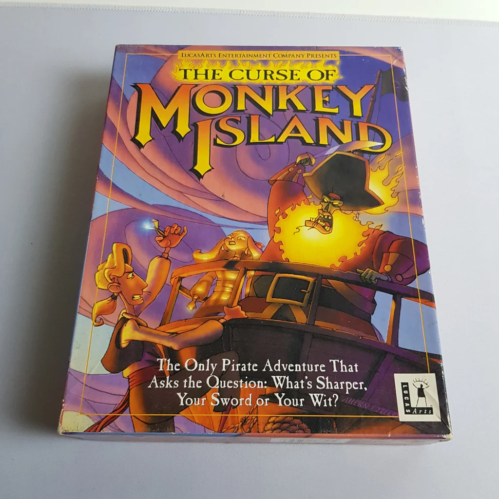 The Curse of Monkey Island PC játék doboza színes borítóval, kalózos grafikával.