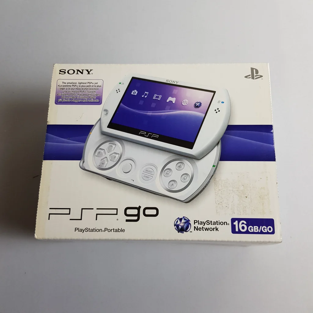 Fehér Sony PSP Go kézikonzol doboza elölről, a készülék képe látható a dobozon.
