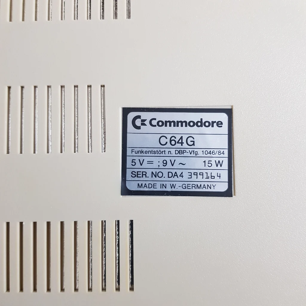 Commodore C64G számítógép alsó címkéje, sorozatszámmal és műszaki adatokkal