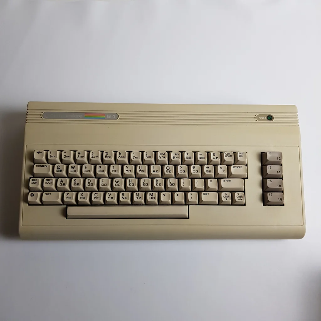 Commodore C64G számítógép felülnézetből, billentyűzettel