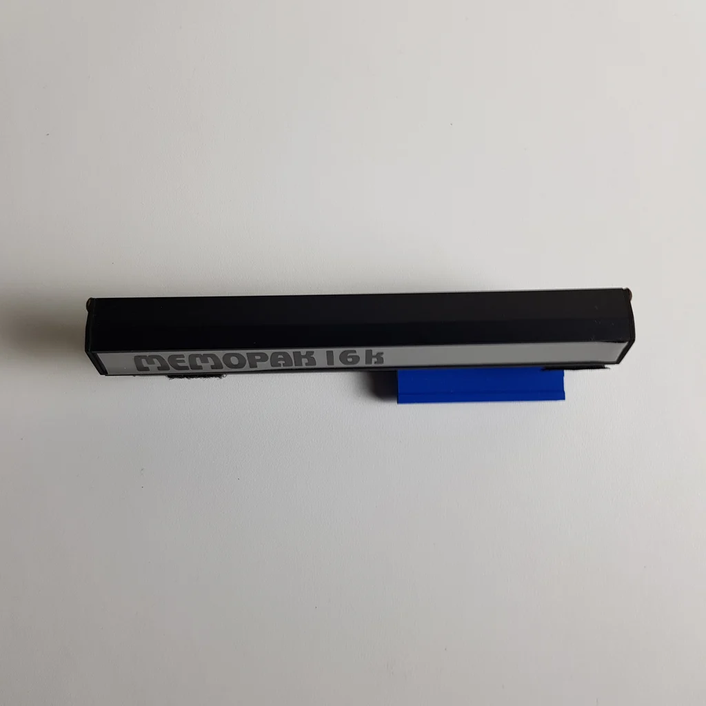 Memotech Memopak 16K memóriabővítő felülnézetből, jól látható a csatlakozó rész.