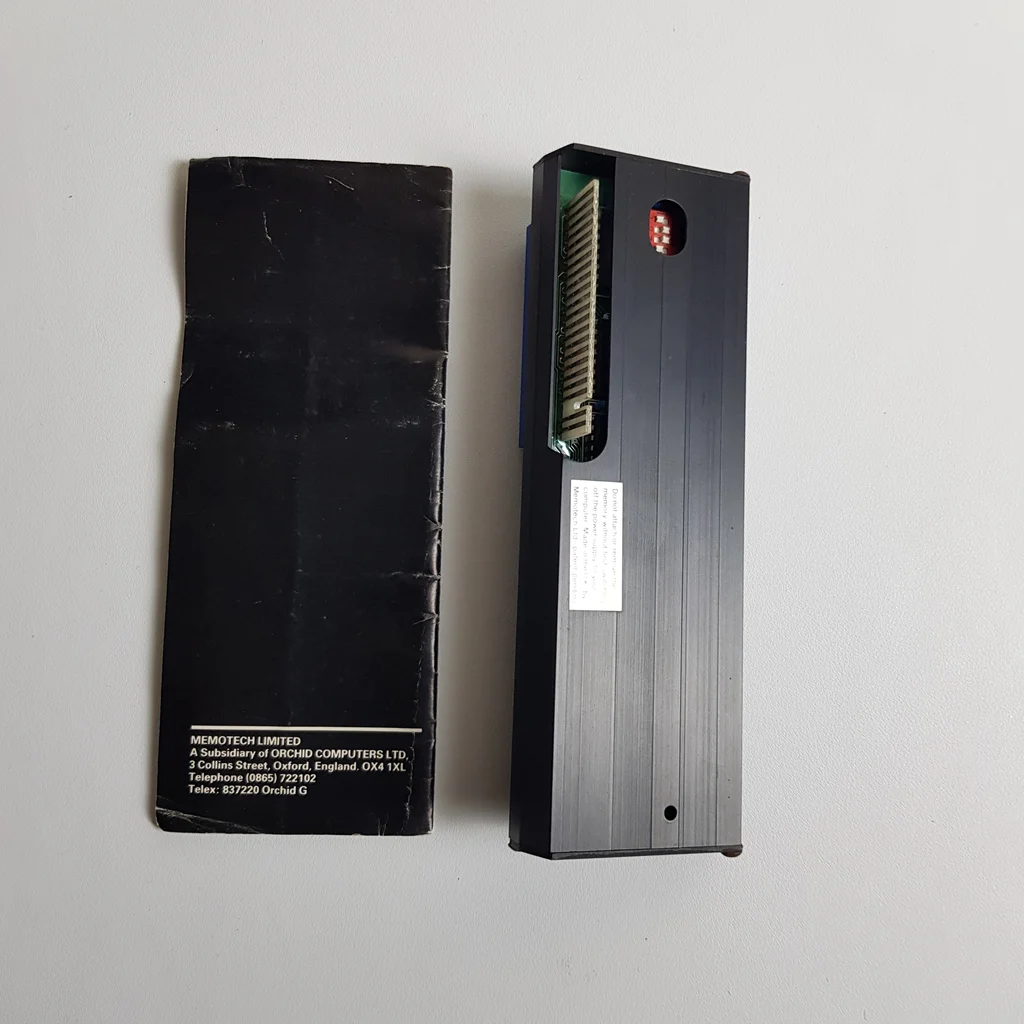 Memotech Memopak 16K memóriabővítő hátulnézetből, mellette a használati útmutató hátoldala.