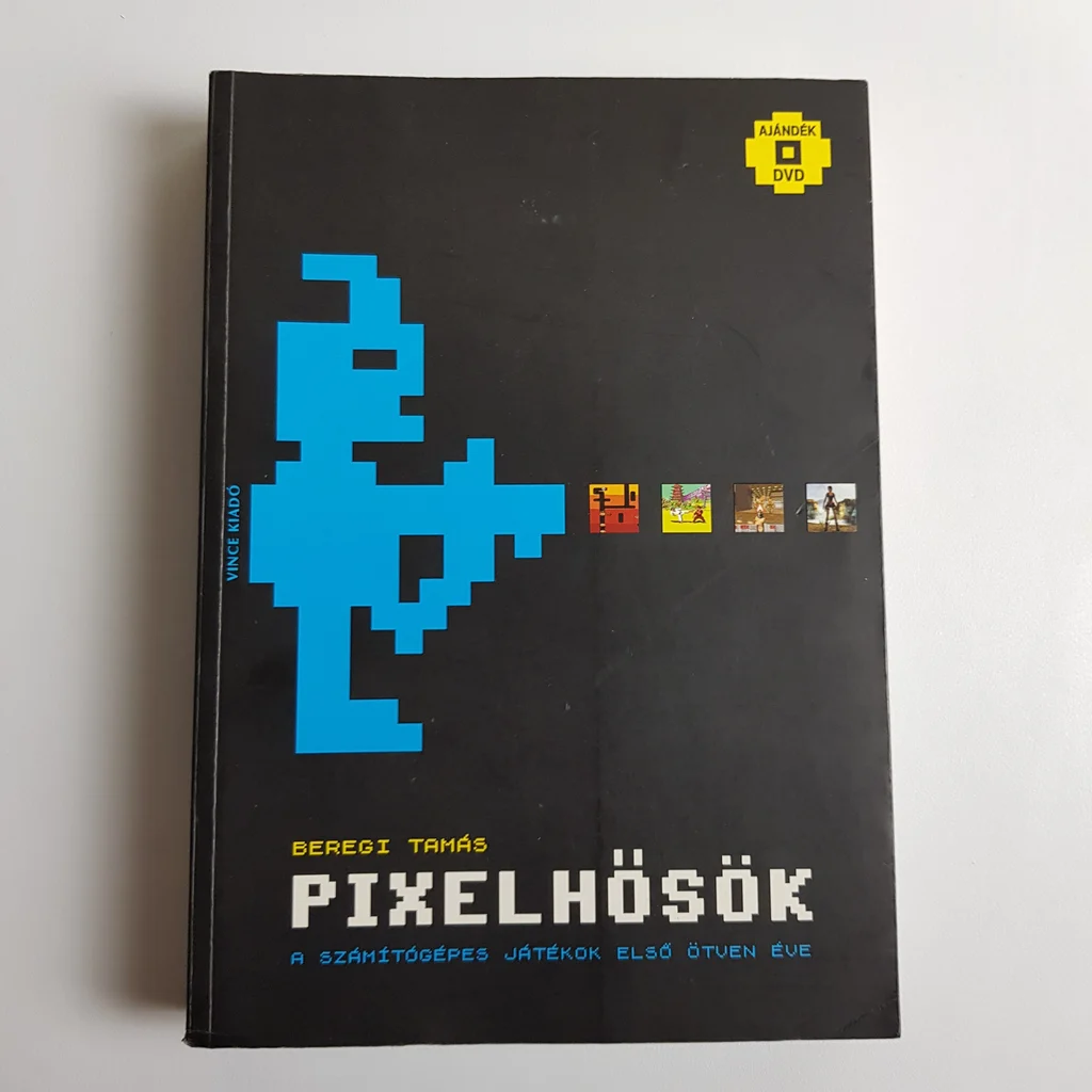 Pixelhősök című könyv elölről, fekete borítóval és pixelgrafikás figurával