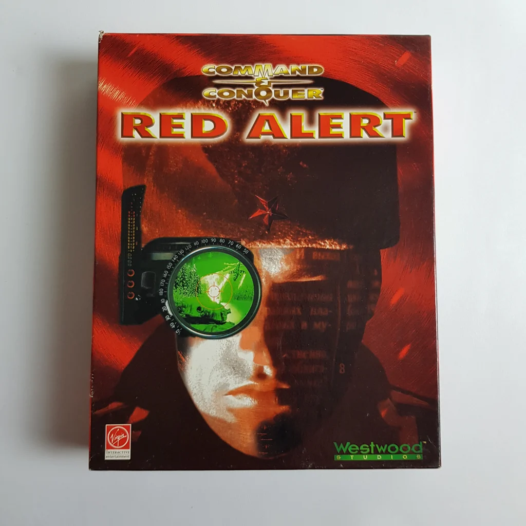 Command & Conquer: Red Alert PC játék dobozának előlapi borítója, piros háttérrel és karakterrel.
