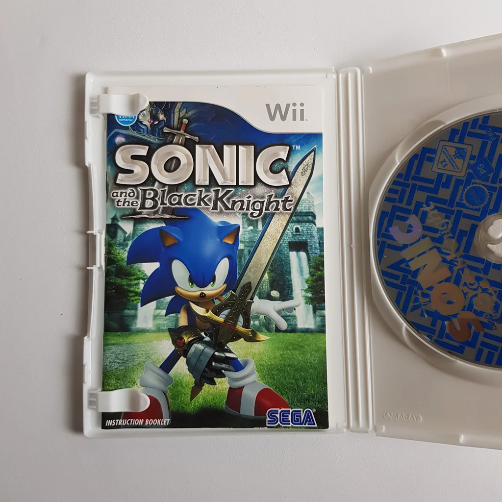 Sonic and the Black Knight Wii játék doboz nyitva, bal oldalon a borító, jobb oldalon a lemez