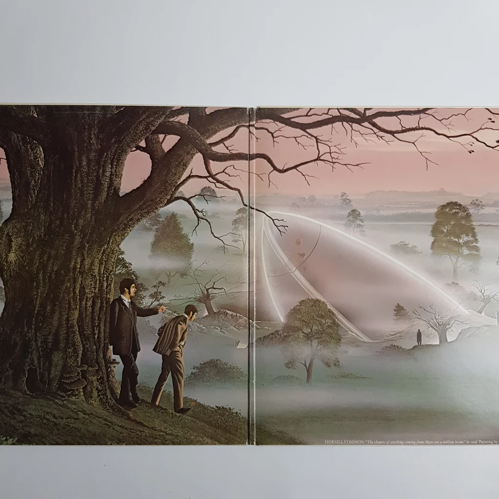 Jeff Wayne's The War of the Worlds bakelit lemez belső borítója, festménnyel és két férfival egy fa alatt