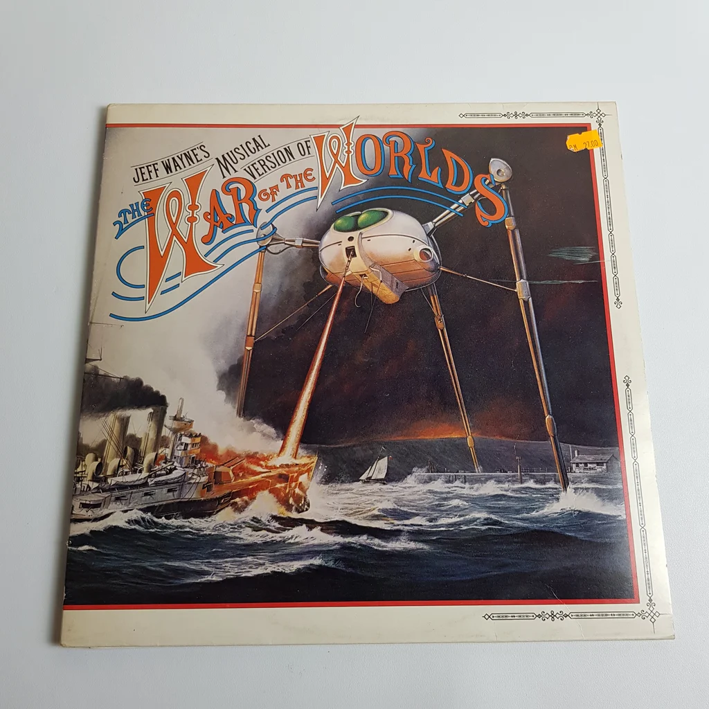 Jeff Wayne's Musical Version of The War of the Worlds bakelit lemez borítója, rajta egy marsi gép és hajók csatája.