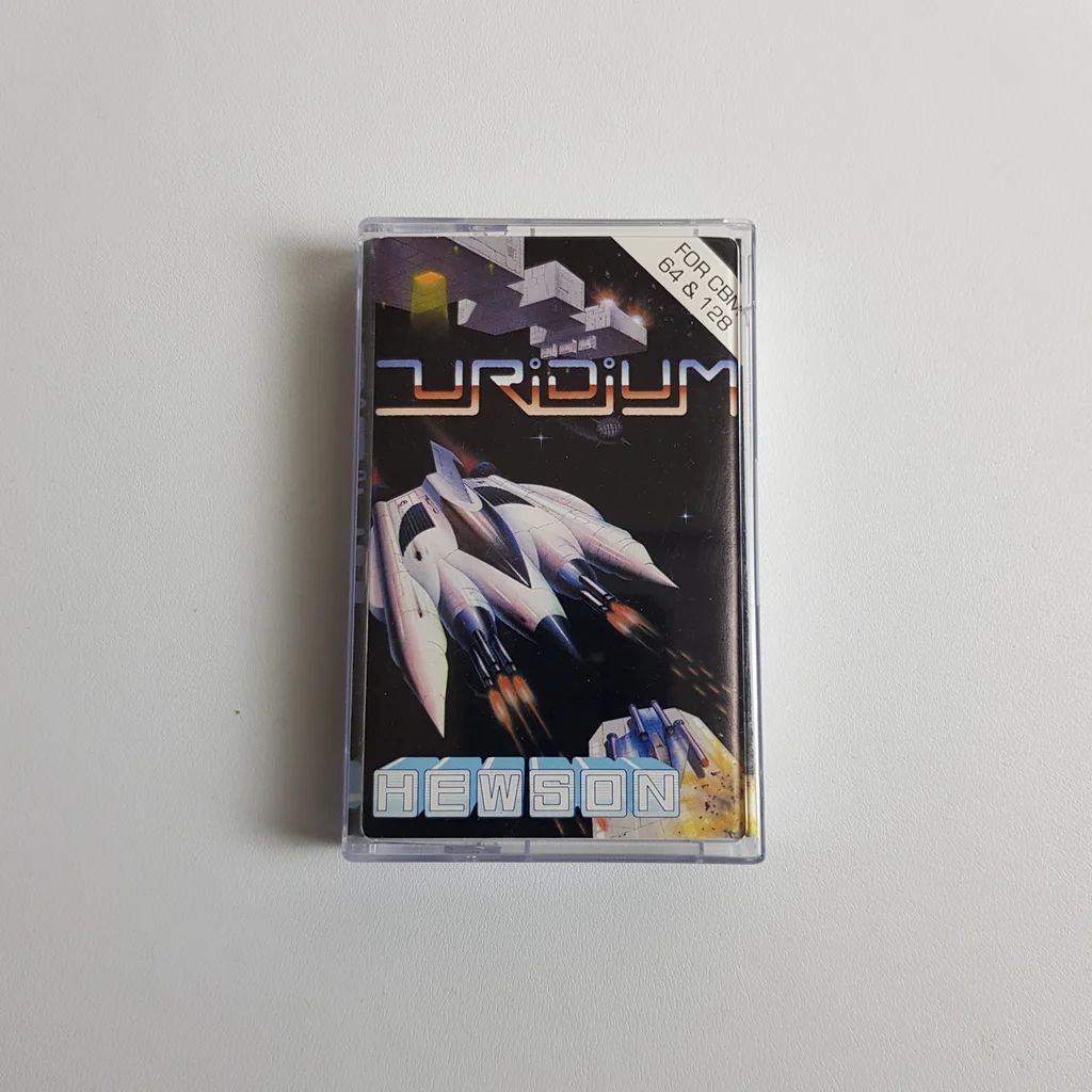 Uridium videojáték kazettás kiadásban fehér háttéren.