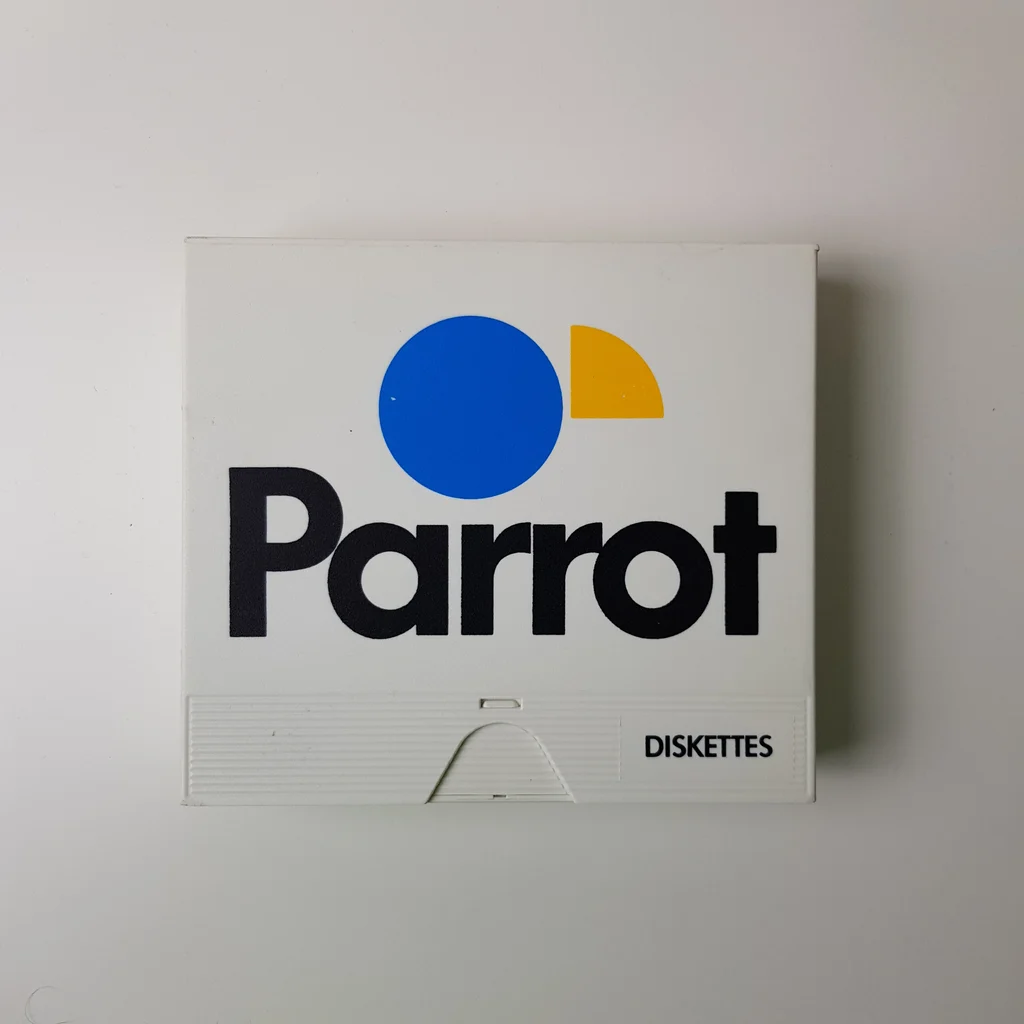 Parrot márkájú floppy lemez doboz fehér háttéren