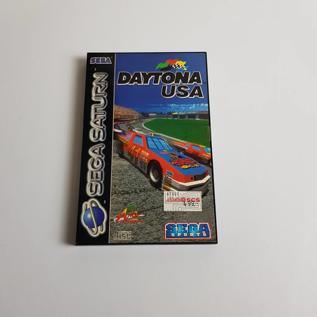 Daytona USA Sega Saturn videojáték doboza fehér háttéren