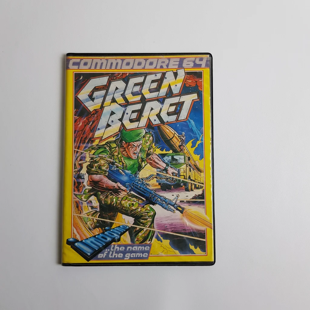 Green Beret Commodore 64 videojáték kazetta borítója fegyveres katonával.