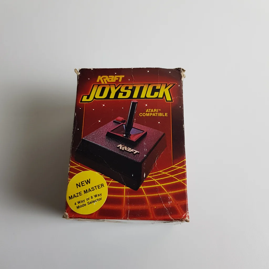 Kraft Joystick doboz, Atari kompatibilis felirattal, fehér háttéren