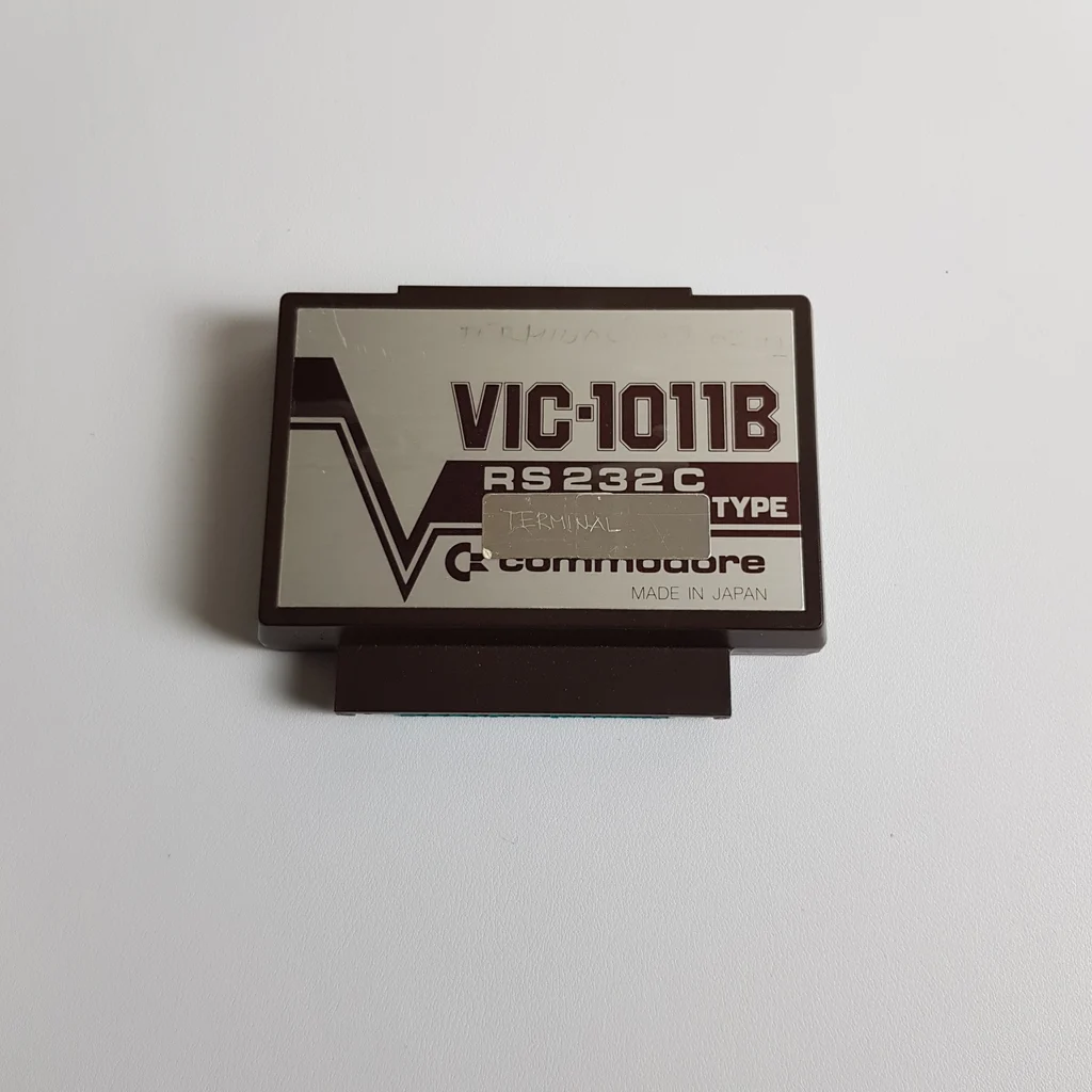 Commodore VIC-1011B RS232C interfész modul felülnézetből fehér háttéren