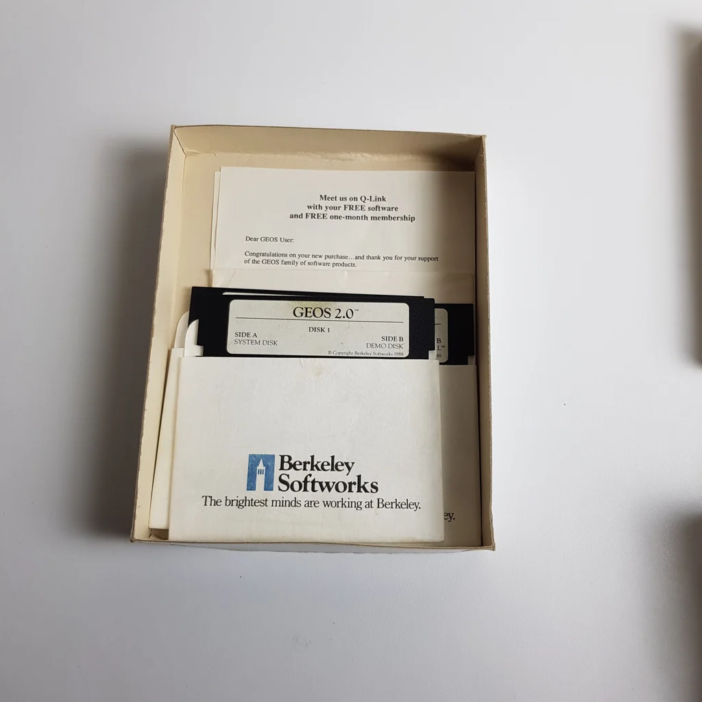 GEOS 2.0 floppy lemez és dokumentáció dobozban