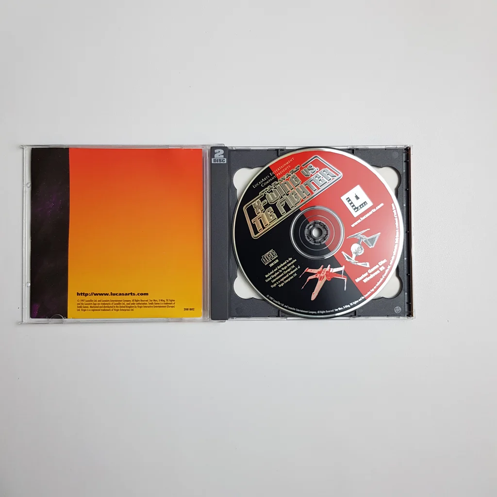 Star Wars: X-Wing vs. TIE Fighter PC játék nyitott CD tok, benne a lemez és a belső borító