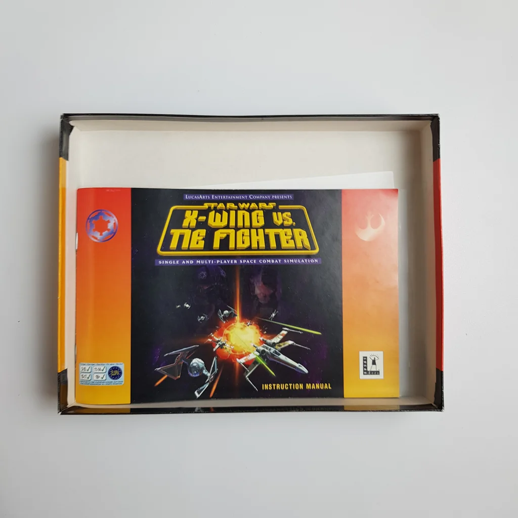 Star Wars: X-Wing vs. TIE Fighter PC játék doboz, benne kézikönyv és dokumentáció