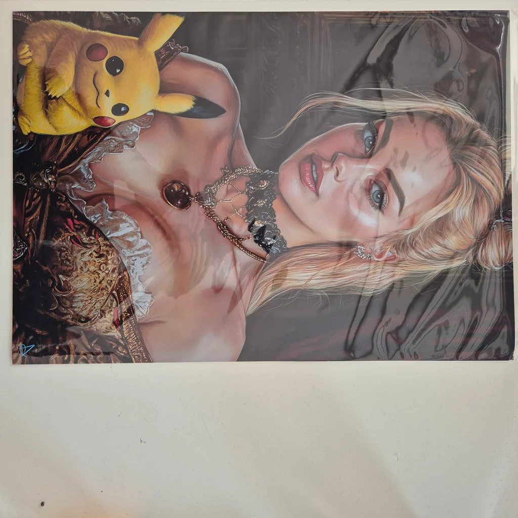 Egy művészi poszter, amelyen egy nő látható Pikachu plüssfigurával, barokk stílusú ruhában.