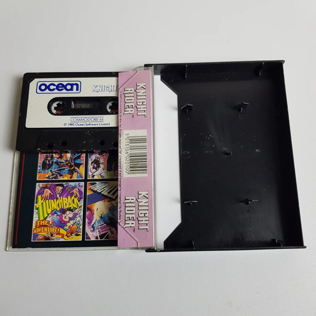 Knight Rider Commodore 64 játék kazetta, nyitott dobozban, színes borítóval és kazettával.