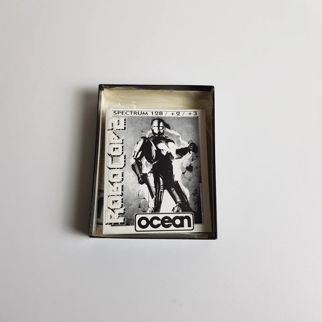 Robocop 2 videojáték doboz belseje, kézikönyvvel és Ocean logóval