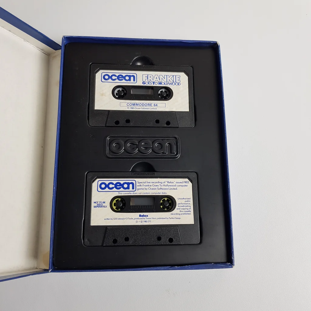 Két kazetta egy műanyag tartóban, Ocean logóval és Frankie Goes to Hollywood felirattal, Commodore 64-hez.