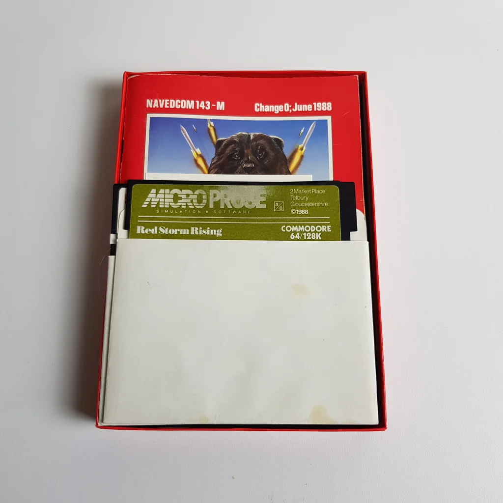 Red Storm Rising videojáték doboz tartalma, látható a MicroProse feliratú floppy lemez