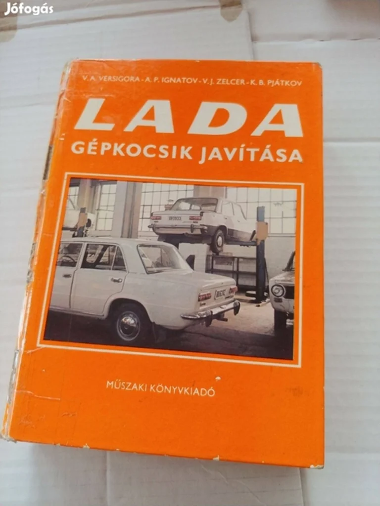 Narancssárga borítójú könyv, címe: Lada gépkocsik javítása, autószerelési képekkel, Műszaki Könyvkiadó kiadásában.