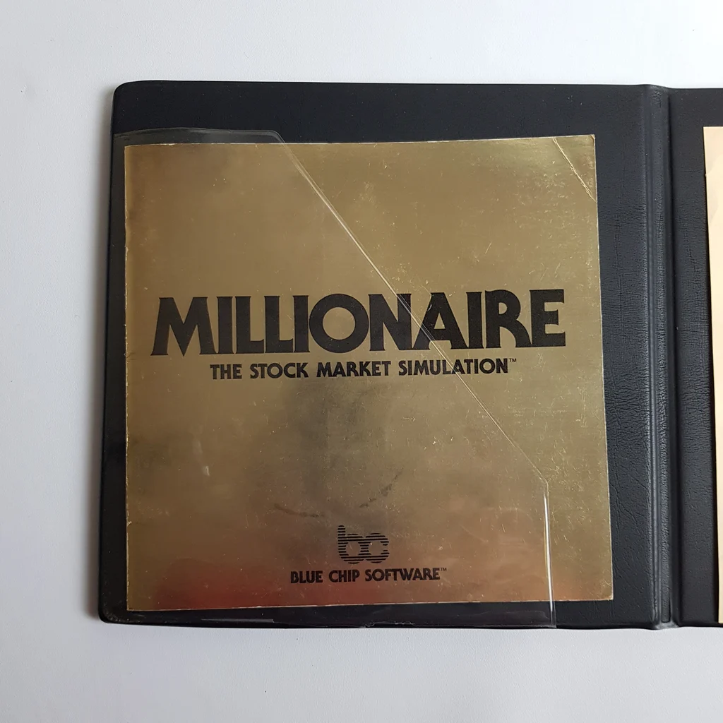 Millionaire Commodore 64 szoftver arany színű belső borító Millionaire Commodore 64 szoftver arany színű belső borító, fekete felirattal