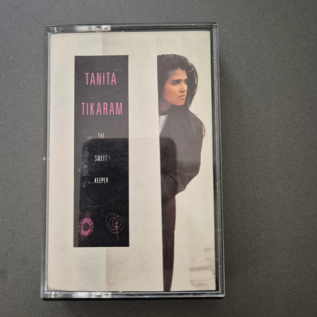Tanita Tikaram The Sweet Keeper kazetta borítója Tanita Tikaram The Sweet Keeper albumának kazettaborítója, előtérben az énekesnő portréjával.