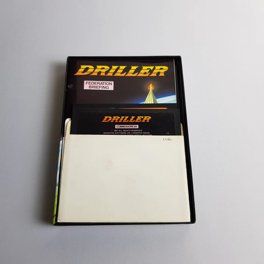 Driller videojáték tartalma Commodore 64-hez Driller videojáték doboz tartalma Commodore 64-hez, lemez, kézikönyv és egyéb mellékletek.