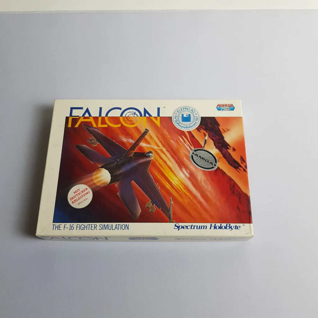 Falcon Amiga videojáték doboz eleje A Falcon nevű Amiga videojáték dobozának eleje, F-16 vadászgéppel és logókkal.
