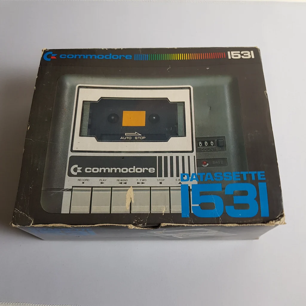 Commodore 1531 Datasette kazettás egység dobozának elölnézete, látható a készülék képe