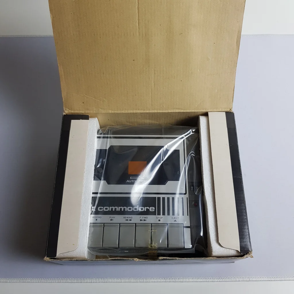 Commodore 1531 Datasette kibontott dobozban, a készülék fóliában