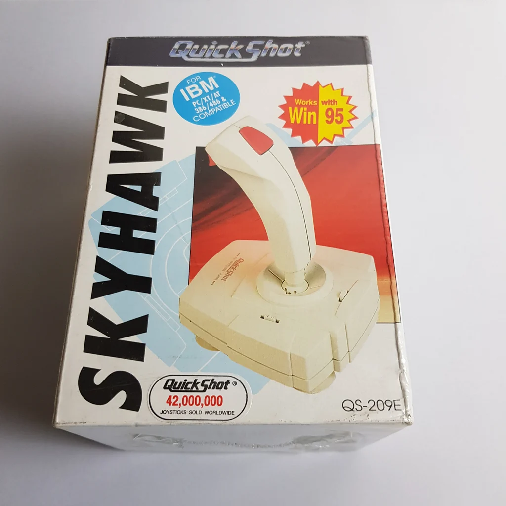 QuickShot Skyhawk QS-209E joystick doboz elölnézet QuickShot Skyhawk QS-209E joystick eredeti dobozában, elölnézetből, fehér háttéren.