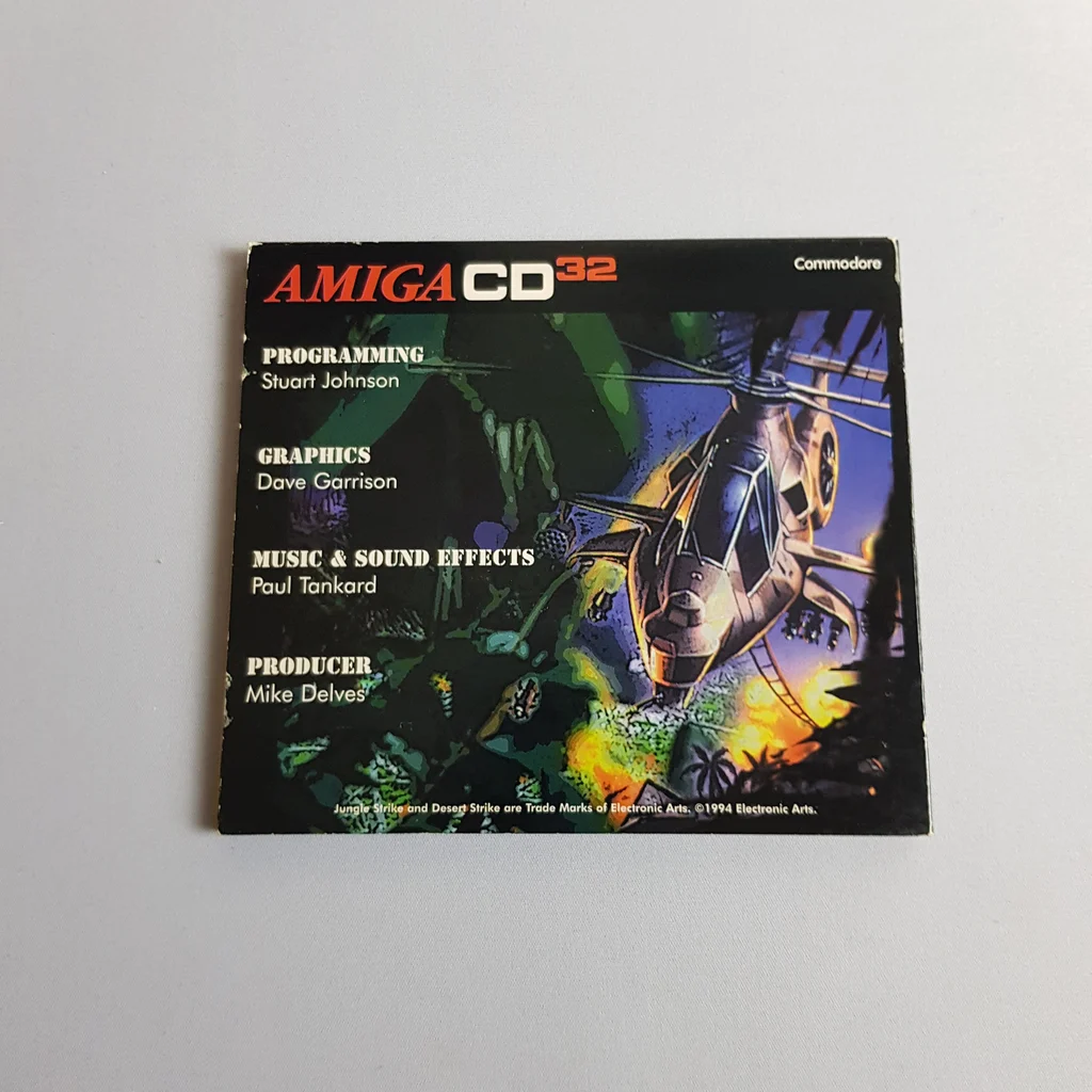 Jungle Strike Amiga CD32 kézikönyv hátlapja Jungle Strike Amiga CD32 játék kézikönyv hátlapja, helikopter grafikával és készítők neveivel
