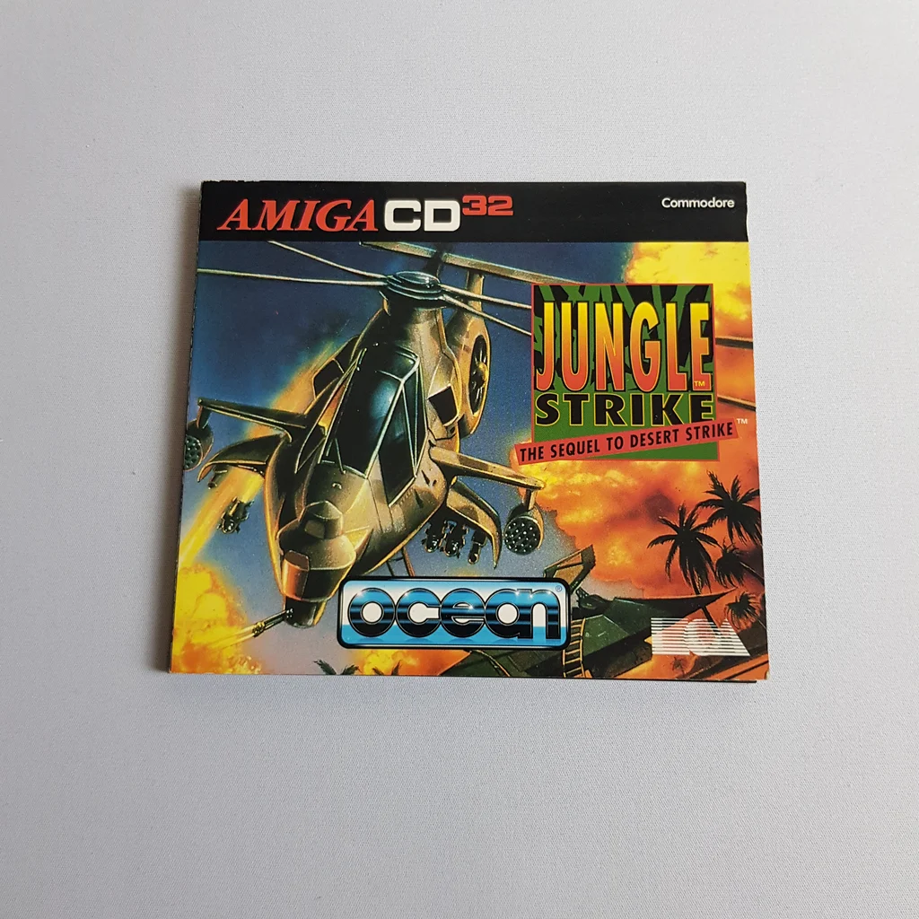 Jungle Strike Amiga CD32 kézikönyv borítója Jungle Strike Amiga CD32 játék kézikönyv borítója, helikopterrel és dzsungel háttérrel