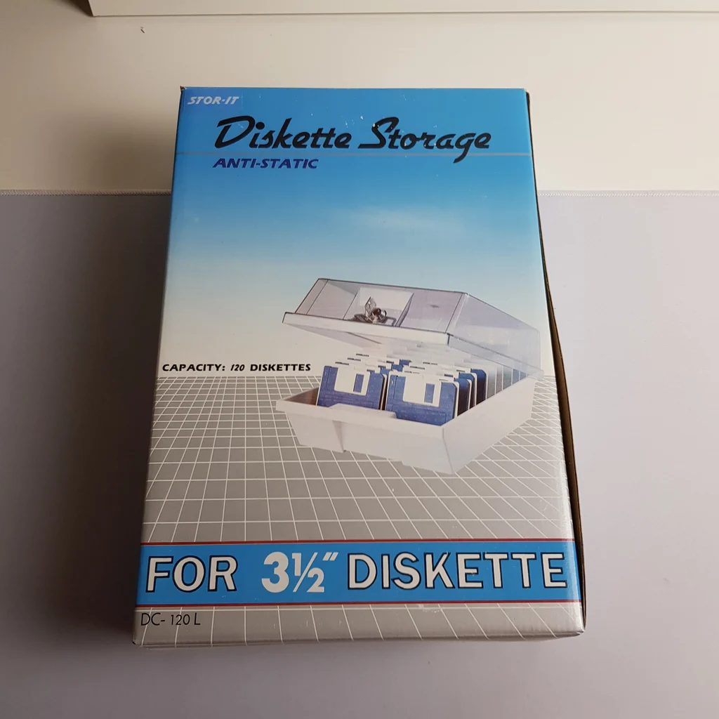 STOR-IT 3,5 colos floppy lemeztároló doboz STOR-IT márkájú, 3,5 colos floppy lemezekhez való antistatikus tárolódoboz doboza, 120 lemez kapacitással.