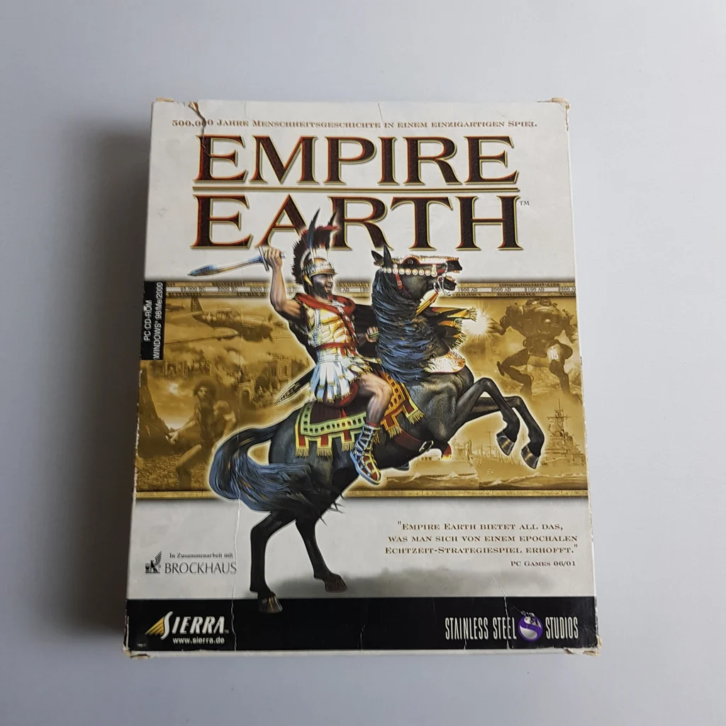 Empire Earth stratégiai PC játék dobozának eleje, középen egy harcos lóháton, arany háttérrel