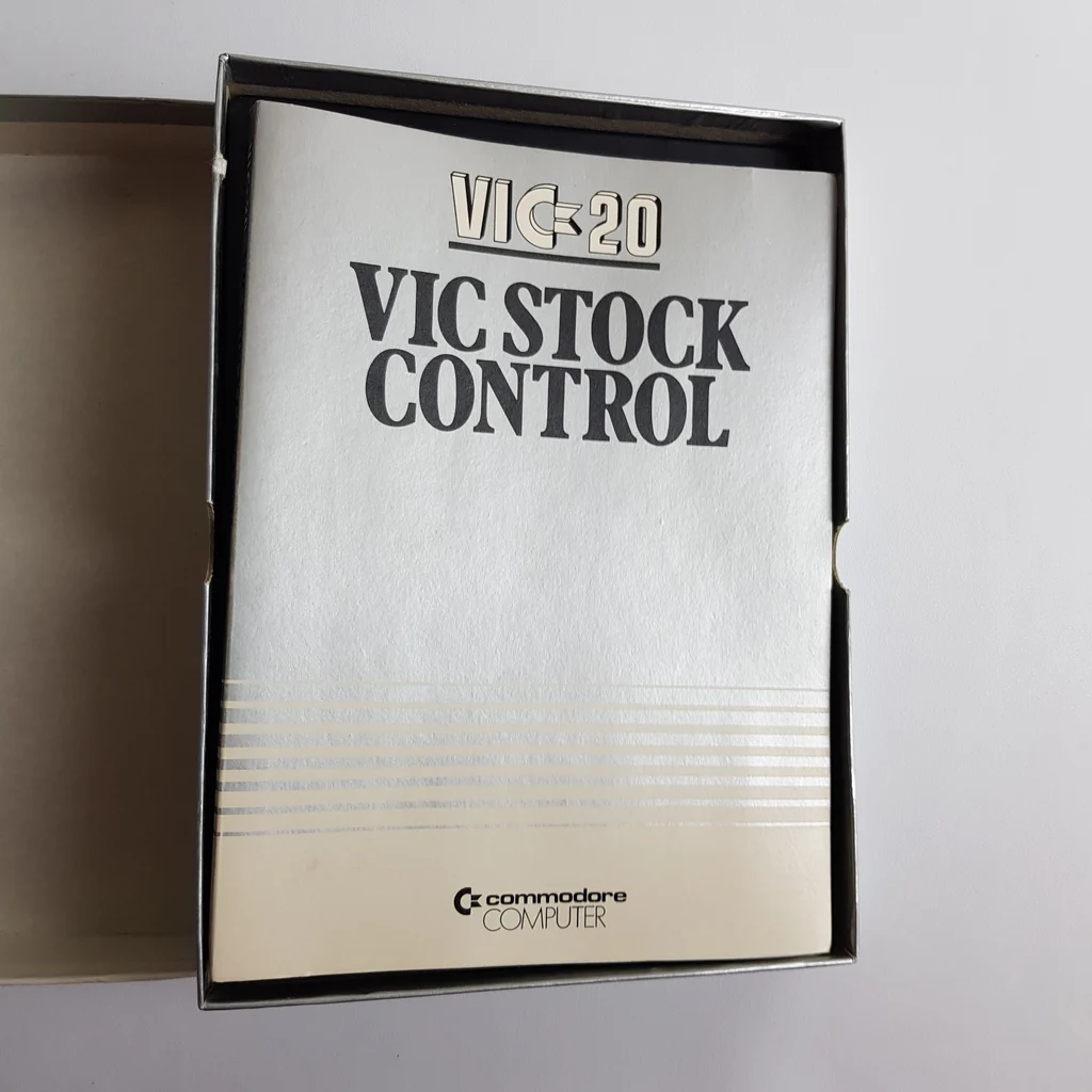 VIC-20 Stock Control kézikönyv a dobozban VIC-20 Stock Control kézikönyv a dobozban, fehér borítóval