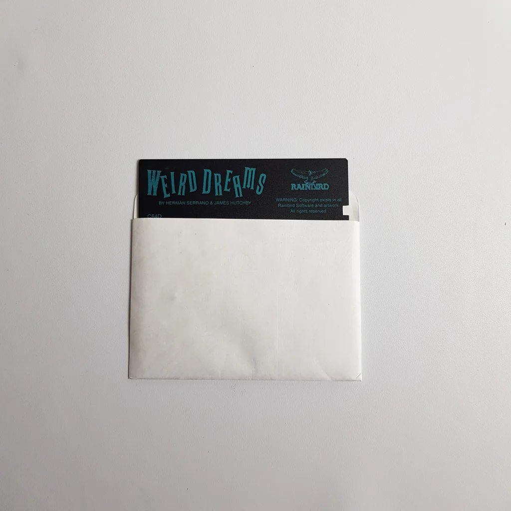 Weird Dreams floppy lemez borítékban Weird Dreams floppy lemez fehér borítékban, részben kilátszik a lemez címkéje