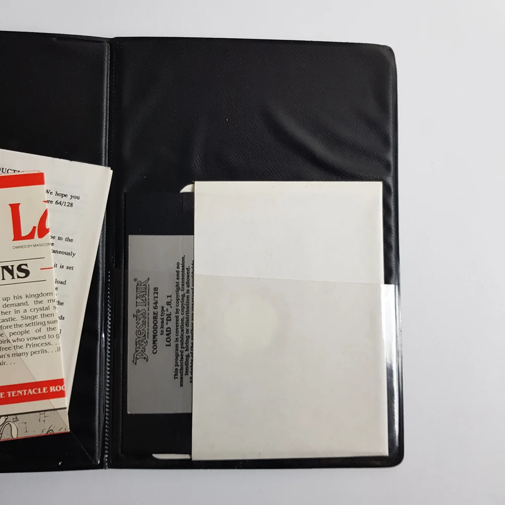 Dragon's Lair floppy lemez borítóval és dokumentációval Fekete tokban Dragon's Lair floppy lemez és papírdokumentumok
