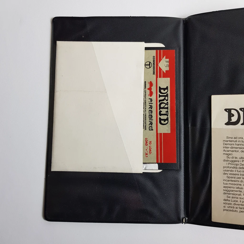 Druid videojáték floppy lemez és borító belső Druid videojáték floppy lemez fehér papírtokban, borító belső részén