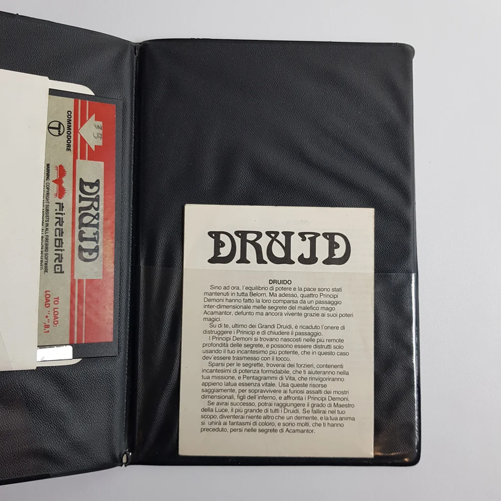 Druid videojáték kézikönyv és floppy lemez borítóban Druid videojáték kézikönyv és floppy lemez a borító belső zsebében